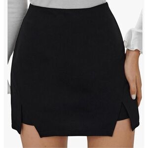 WDIRARA‎ Women's High Waist Split Hem Side Zip Black Skirt. Black. Size Medium.